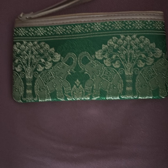 NWOT 4” x 7.5” cosmetic green & gold bag from Thailand Elphants trunk up - Picture 5 of 8